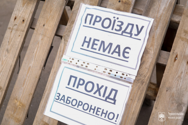 Працює спецтехніка: демонтують будинок, який зруйнувала ракета рф у Тернополі (ФОТО)