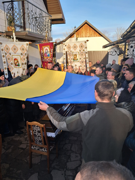 Розгорнули прапор над домовиною: Микулинецька громада попрощалася з 29-річним воїном (фото)