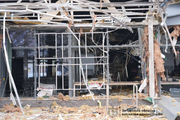 Зранку росіяни вдарили дроном по магазину в Запоріжжі: відомо про шістьох поранених (фото, відео)