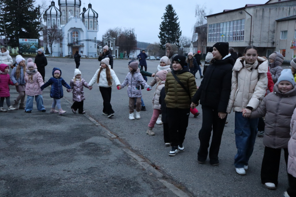 Хатинку Миколая відкрили у Козові: близько 300 дітей отримали свято та подарунки (фото)