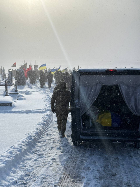 Озернянська громада попрощалася із захисником Романом Майдановим (фото)
