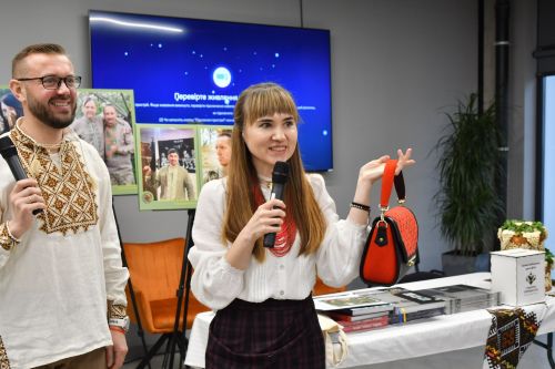 На благодійному аукціоні у Тернополі продали вишиту сумку за 17 000 грн