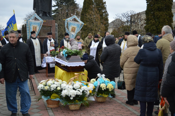 Лановецька громада попрощалася із полеглим 28-річним захисником Віталієм Нанюком (фото)