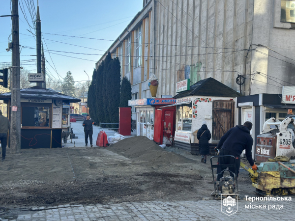 Безбар’єрний тротуар завершують на Острозького у Тернополі: які особливості