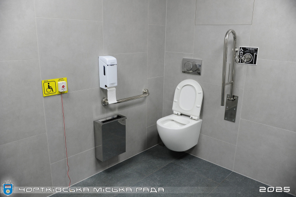 У Чорткові відкрили єдине на Тернопільщині безбар’єрне відділення банку (фото)