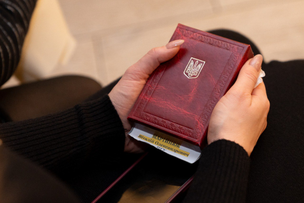 Посмертні нагороди родинам 52 загиблих військових вручили на Тернопільщині (фото)