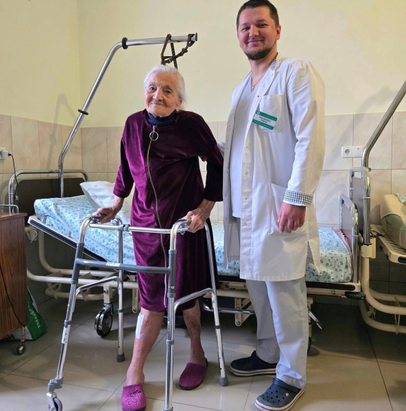 На Теребовлянщині поставили на ноги 95-річну пацієнтку з важким переломом (фото)