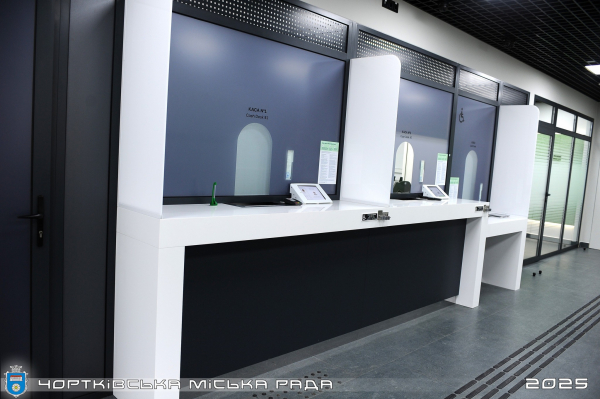 У Чорткові відкрили єдине на Тернопільщині безбар’єрне відділення банку (фото)