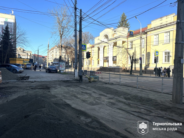 Безбар’єрний тротуар завершують на Острозького у Тернополі: які особливості