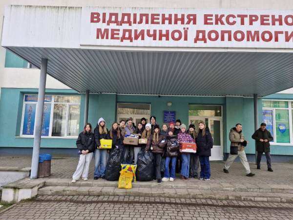 У Тернополі школярі прийшли з гостинцями у лікарню до поранених воїнів (фото)