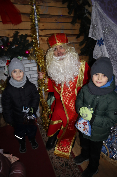 Хатинку Миколая відкрили у Козові: близько 300 дітей отримали свято та подарунки (фото)