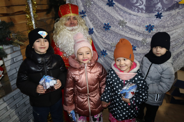 Хатинку Миколая відкрили у Козові: близько 300 дітей отримали свято та подарунки (фото)