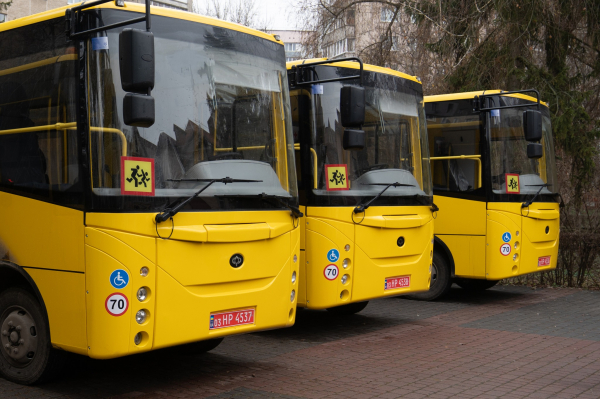 Громади Тернопільщини отримали ще чотири нові шкільні автобуси (фото)