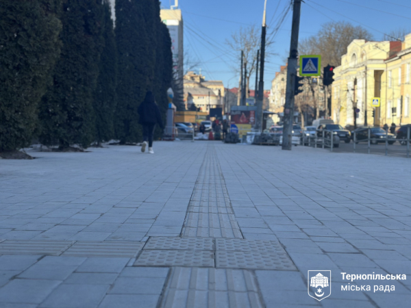 Безбар’єрний тротуар завершують на Острозького у Тернополі: які особливості