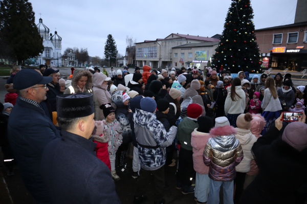 Хатинку Миколая відкрили у Козові: близько 300 дітей отримали свято та подарунки (фото)