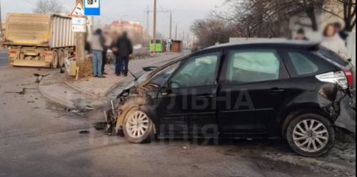 Авто виїхало перед вантажівкою: ДТП у Великій Березовиці (ВІДЕО)