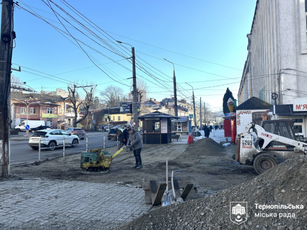 Безбар’єрний тротуар завершують на Острозького у Тернополі: які особливості