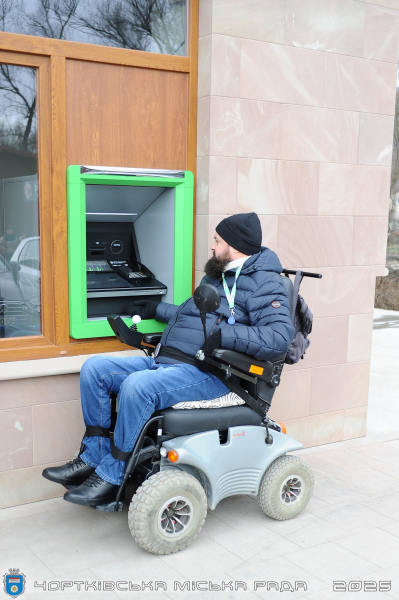 У Чорткові відкрили єдине на Тернопільщині безбар’єрне відділення банку (фото)