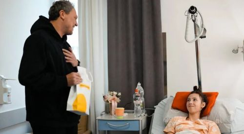 Поранену після обстрілу Тернополя юну воротарку Єву Унольт відвідали представники Фонду Ріната Ахметова та ФК «Шахтар» (відео)