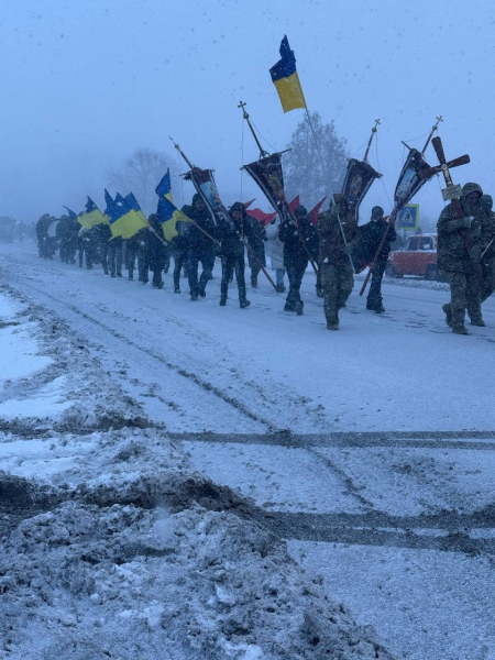 Озернянська громада попрощалася із захисником Романом Майдановим (фото)
