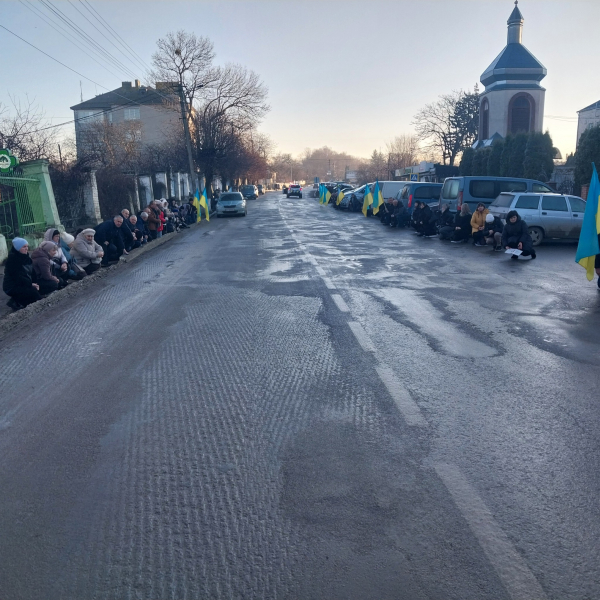 На колінах та з прапорами зустріли тіло полеглого Героя Олега Божка зі Скала-Подільської громади (ФОТО)