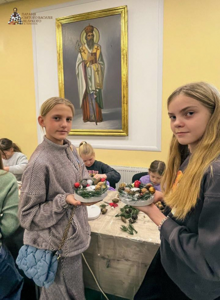 Різдвяний майстер-клас: у Тернополі в парафії святого Василія Великого діти виготовляли підсвічники до Святвечора (фото)