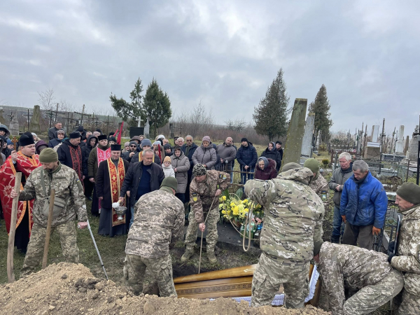 Озернянська громада провела в останню дорогу Героя України Юрія Перова (фото)