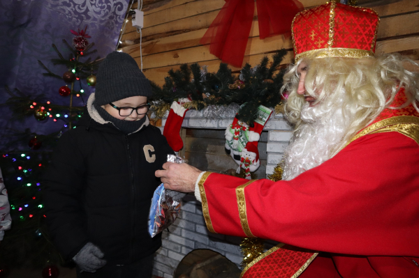 Хатинку Миколая відкрили у Козові: близько 300 дітей отримали свято та подарунки (фото)