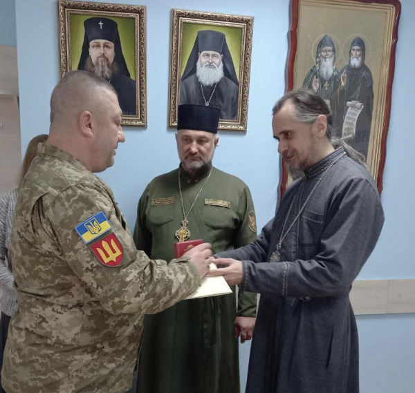 Митрополит Тернопільський і Кременецький Нестор нагородив волонтерів та військовослужбовця (фото)