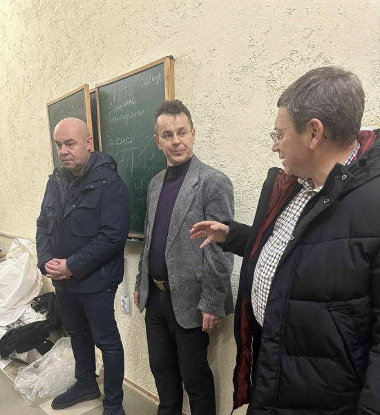 У Тернополі студенти плетуть маскувальні сітки для військових (фото)