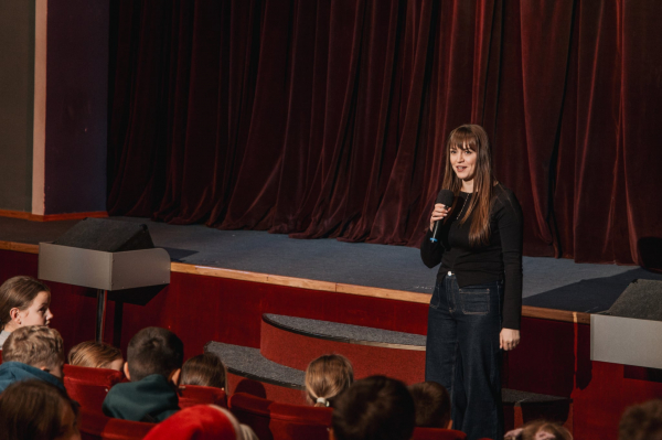 Дітям загиблих і полонених військових у Тернополі показали благодійну виставу та вручили подарунки (фото)