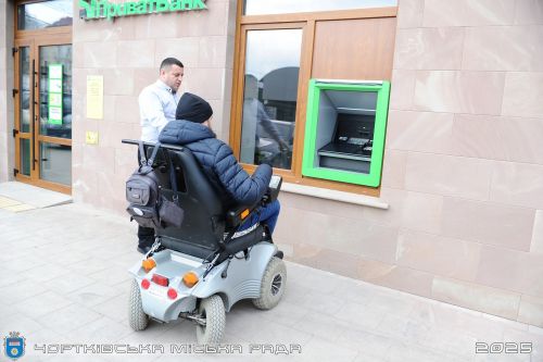 У Чорткові відкрили єдине на Тернопільщині безбар’єрне відділення банку (фото)