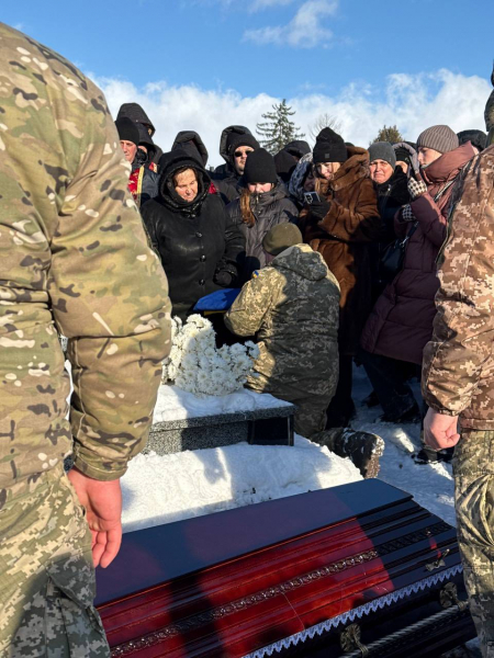 Озернянська громада попрощалася із захисником Романом Майдановим (фото)