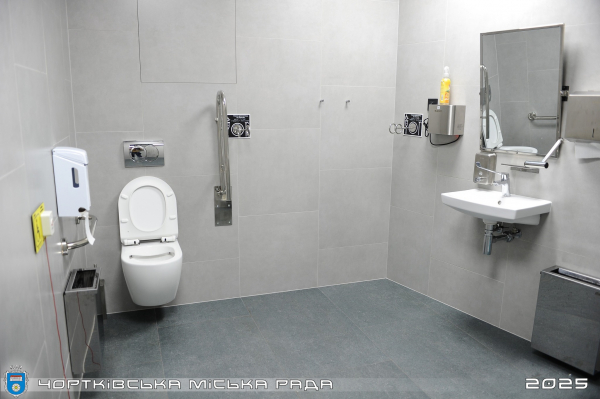 У Чорткові відкрили єдине на Тернопільщині безбар’єрне відділення банку (фото)