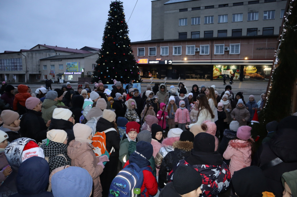 Хатинку Миколая відкрили у Козові: близько 300 дітей отримали свято та подарунки (фото)