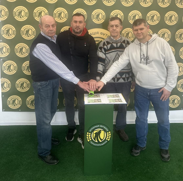 У офісі Асоціації футболу Тернопільщини погасили пам’ятний конверт, приурочений до 90-річчя Володимира Ониська (фото)