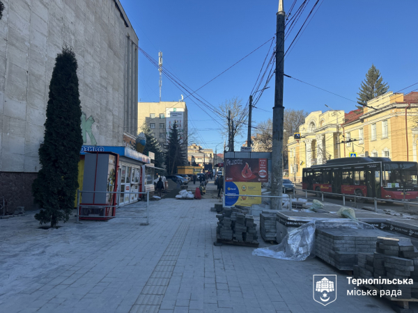 Безбар’єрний тротуар завершують на Острозького у Тернополі: які особливості