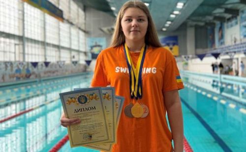 Спортсменка з Тернопільщини завоювала 4 призових медалі на чемпіонаті України з параплавання (фото, відео)