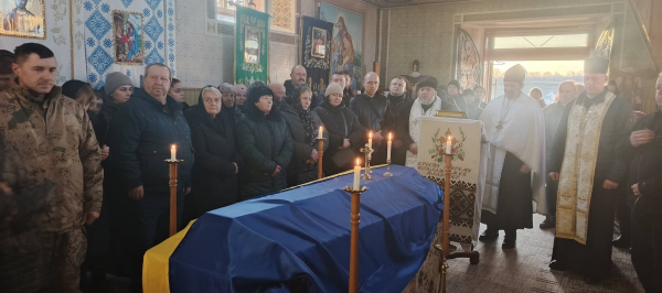 Розгорнули прапор над домовиною: Микулинецька громада попрощалася з 29-річним воїном (фото)