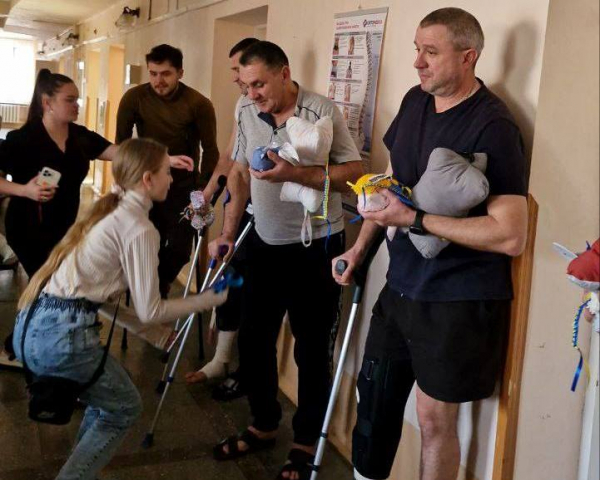 У Тернополі школярі прийшли з гостинцями у лікарню до поранених воїнів (фото)