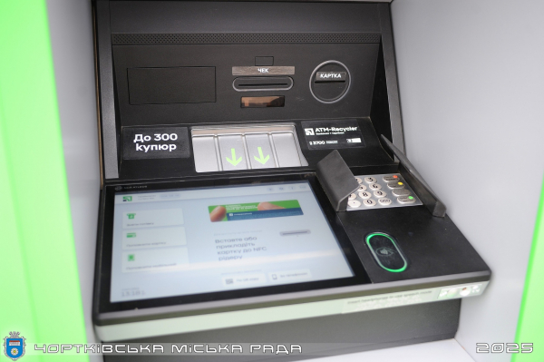 У Чорткові відкрили єдине на Тернопільщині безбар’єрне відділення банку (фото)