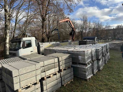У Білобожницькій громаді облаштовують територію біля приміщення амбулаторії, школи та дитсадку (фото)