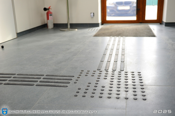 У Чорткові відкрили єдине на Тернопільщині безбар’єрне відділення банку (фото)