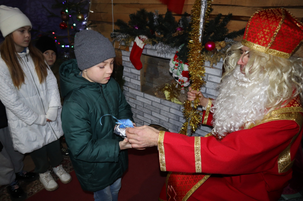 Хатинку Миколая відкрили у Козові: близько 300 дітей отримали свято та подарунки (фото)