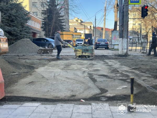 Безбар’єрний тротуар завершують на Острозького у Тернополі: які особливості