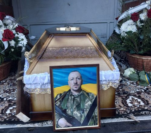 На колінах та з прапорами зустріли тіло полеглого Героя Олега Божка зі Скала-Подільської громади (ФОТО)