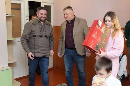 У Тернополі помічники Миколая подарували свято дітям, позбавленим батьківського піклування (фото, відео)