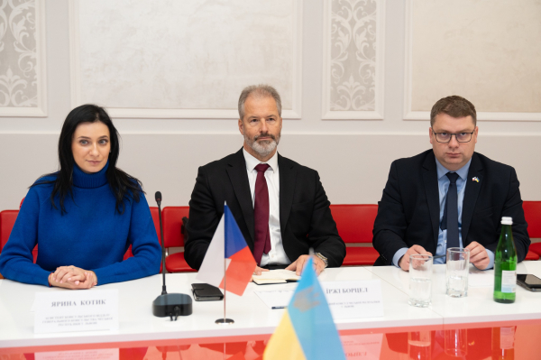 Модернізація лікарні та шкільні автобуси: що обговорили на зустрічі з чеськими представниками у Тернополі (фото)