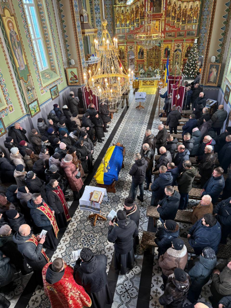 Озернянська громада попрощалася із захисником Романом Майдановим (фото)