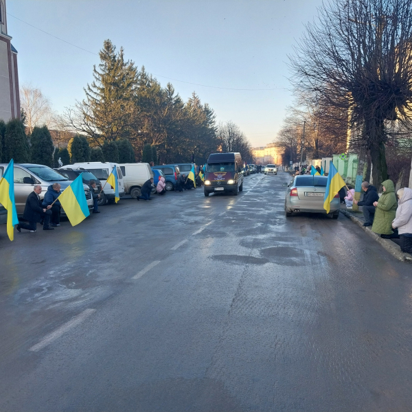 На колінах та з прапорами зустріли тіло полеглого Героя Олега Божка зі Скала-Подільської громади (ФОТО)